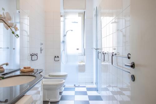 bagno bianco e nero in home staging a milano