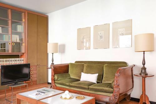 home staging casa a milano divano in salotto