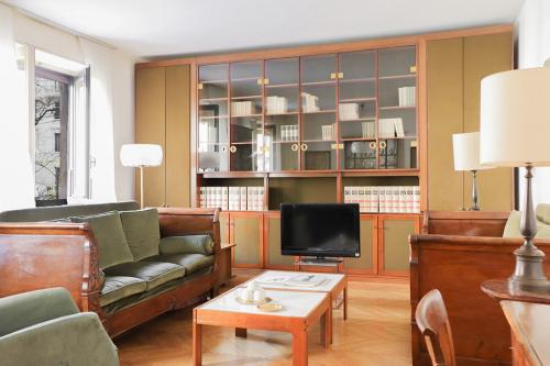home staging libreria e salotto di casa a milano