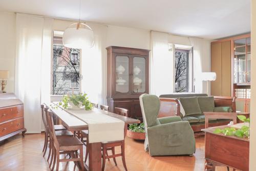 home staging tavolo soggiorno e salotto di casa a milano