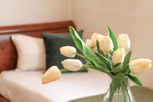 home staging dettaglio fiori bianchi